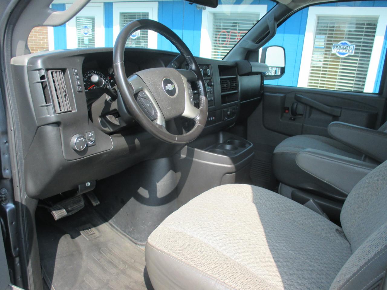 Chevrolet Express Passenger RWD 3500 155" LT w/1LT 2017