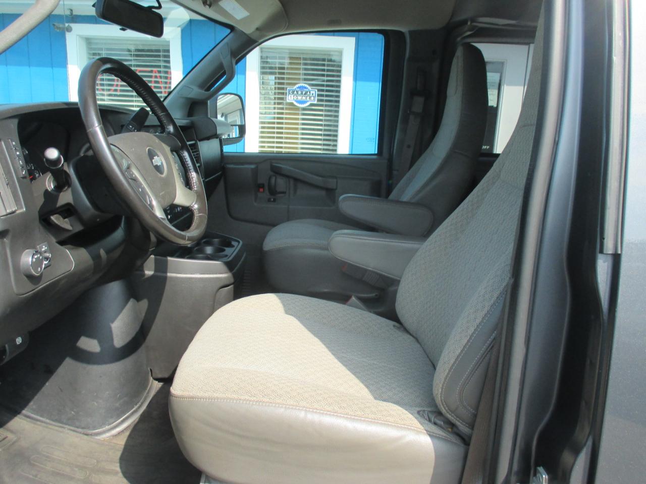 Chevrolet Express Passenger RWD 3500 155" LT w/1LT 2017