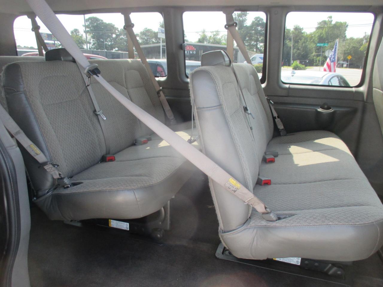 Chevrolet Express Passenger RWD 3500 155" LT w/1LT 2017