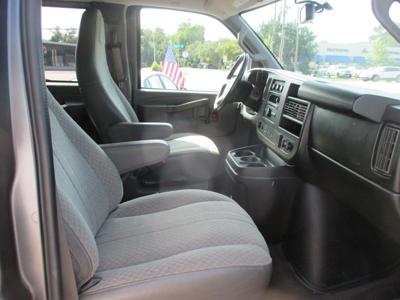 Chevrolet Express Passenger RWD 3500 155" LT w/1LT 2017