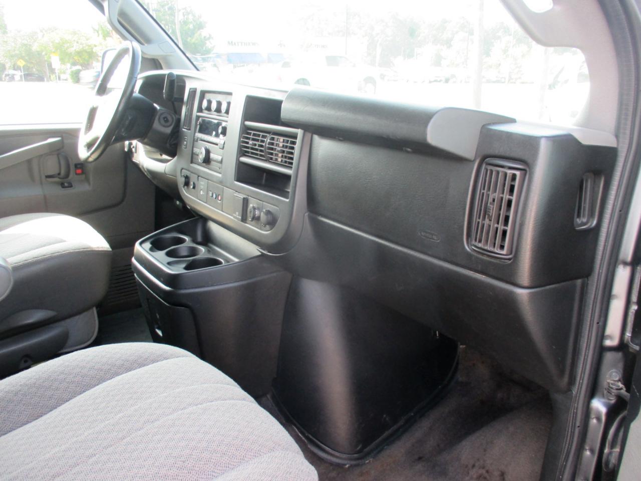 Chevrolet Express Passenger RWD 3500 155" LT w/1LT 2017