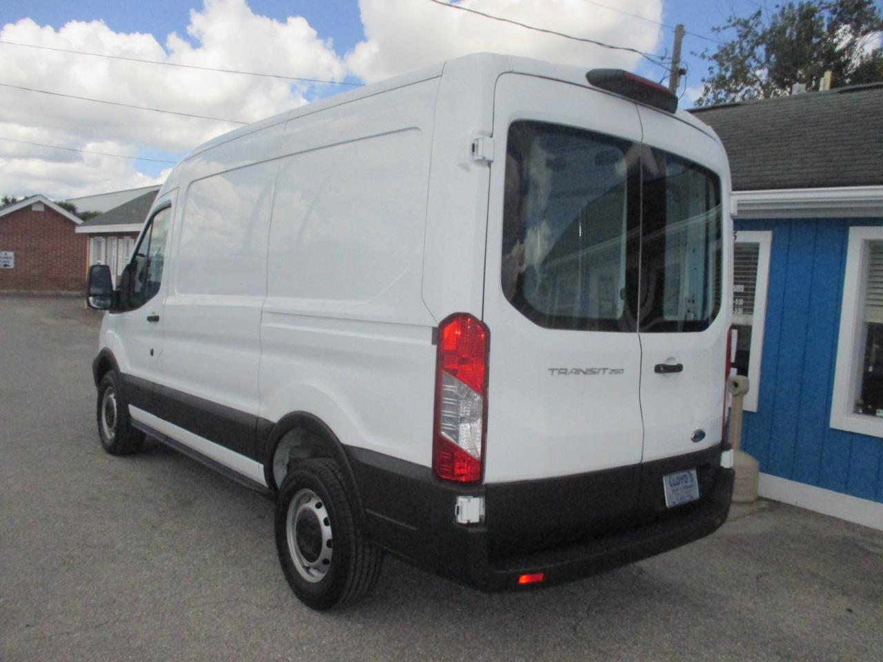 Ford Transit Van T-250 130" Med Rf 9000 GVWR Sliding RH Dr 2018