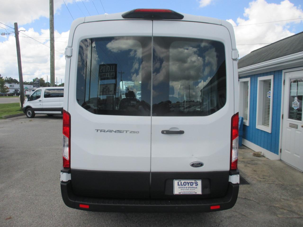 Ford Transit Van T-250 130" Med Rf 9000 GVWR Sliding RH Dr 2018