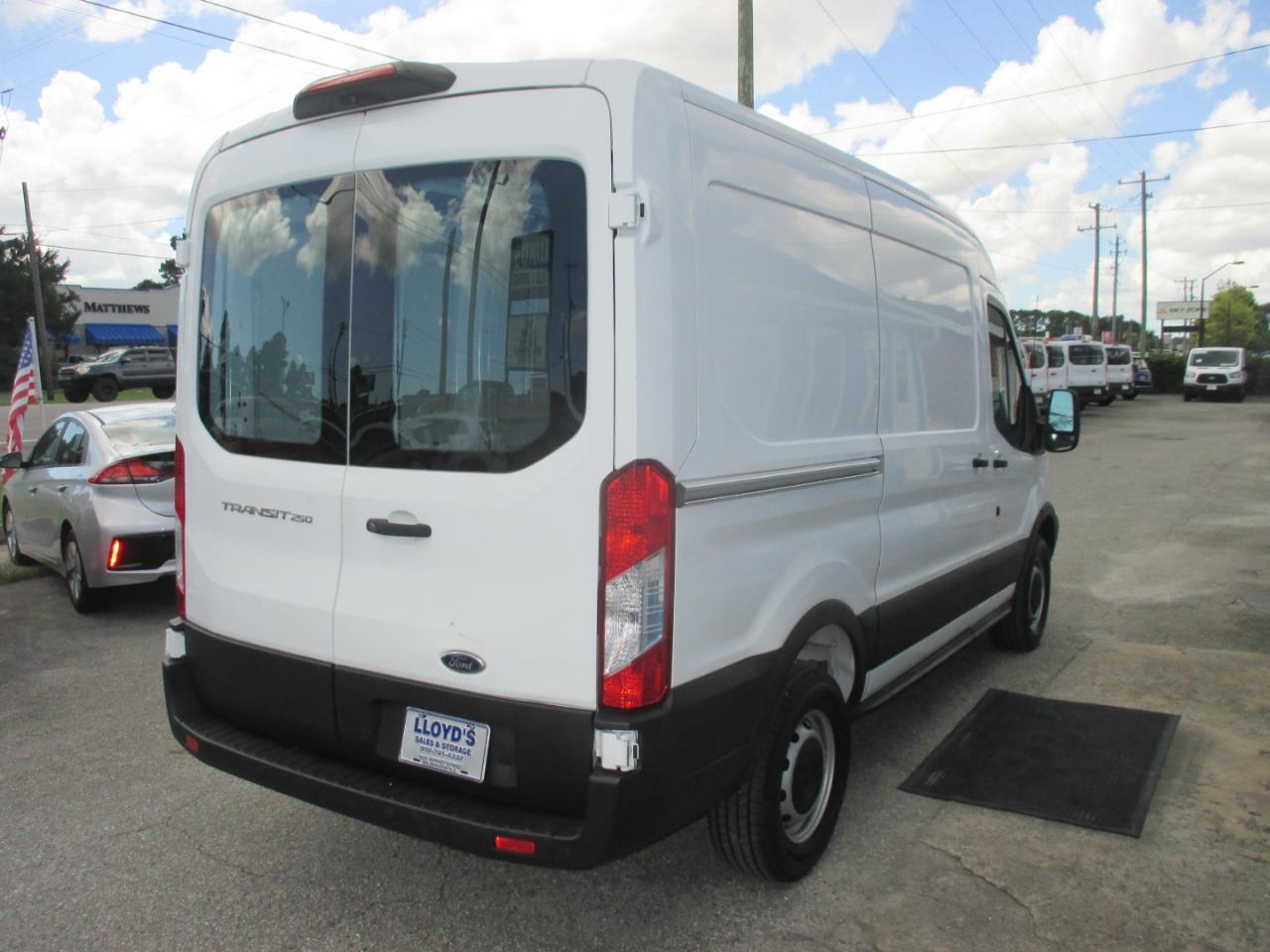 Ford Transit Van T-250 130" Med Rf 9000 GVWR Sliding RH Dr 2018