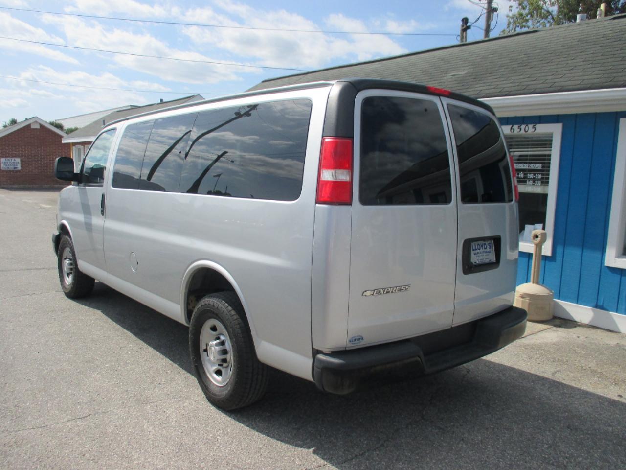 Chevrolet Express Passenger RWD 2500 135" LS 2019