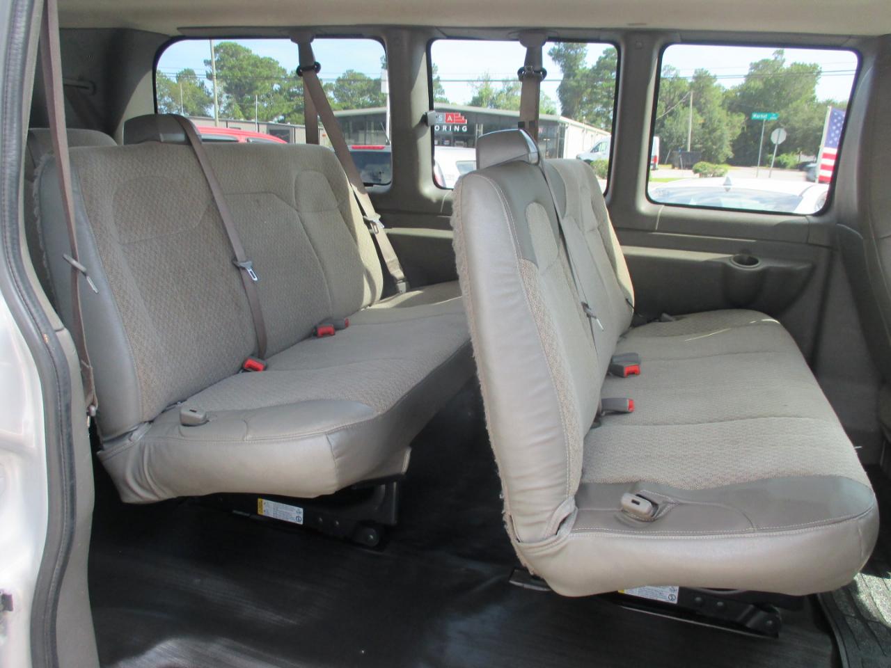 Chevrolet Express Passenger RWD 2500 135" LS 2019