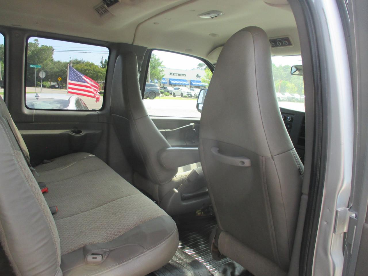 Chevrolet Express Passenger RWD 2500 135" LS 2019