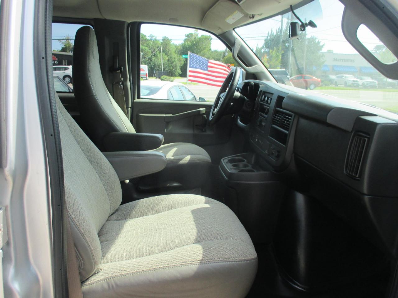 Chevrolet Express Passenger RWD 2500 135" LS 2019