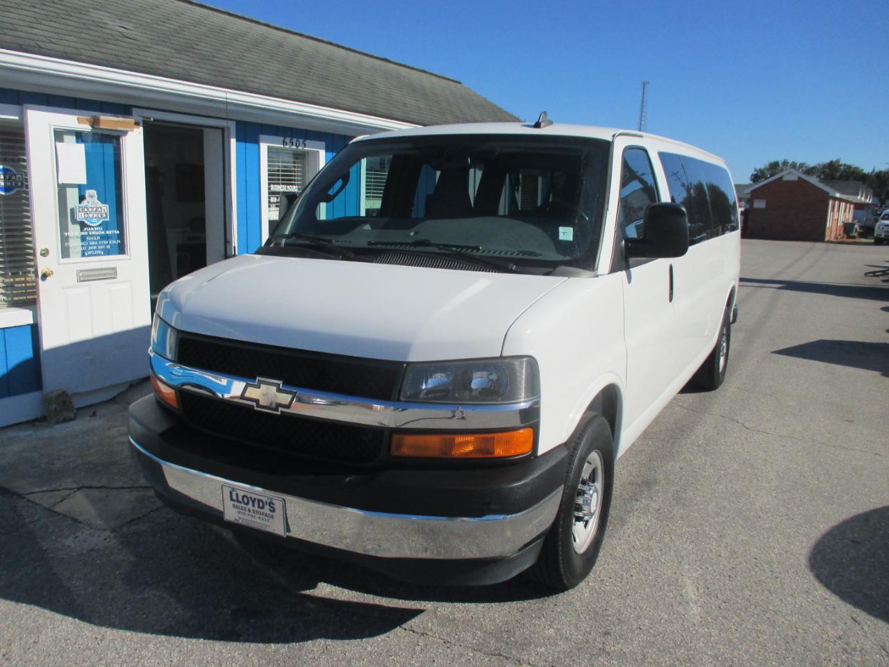 Chevrolet Express Passenger RWD 3500 155" LT w/1LT 2017