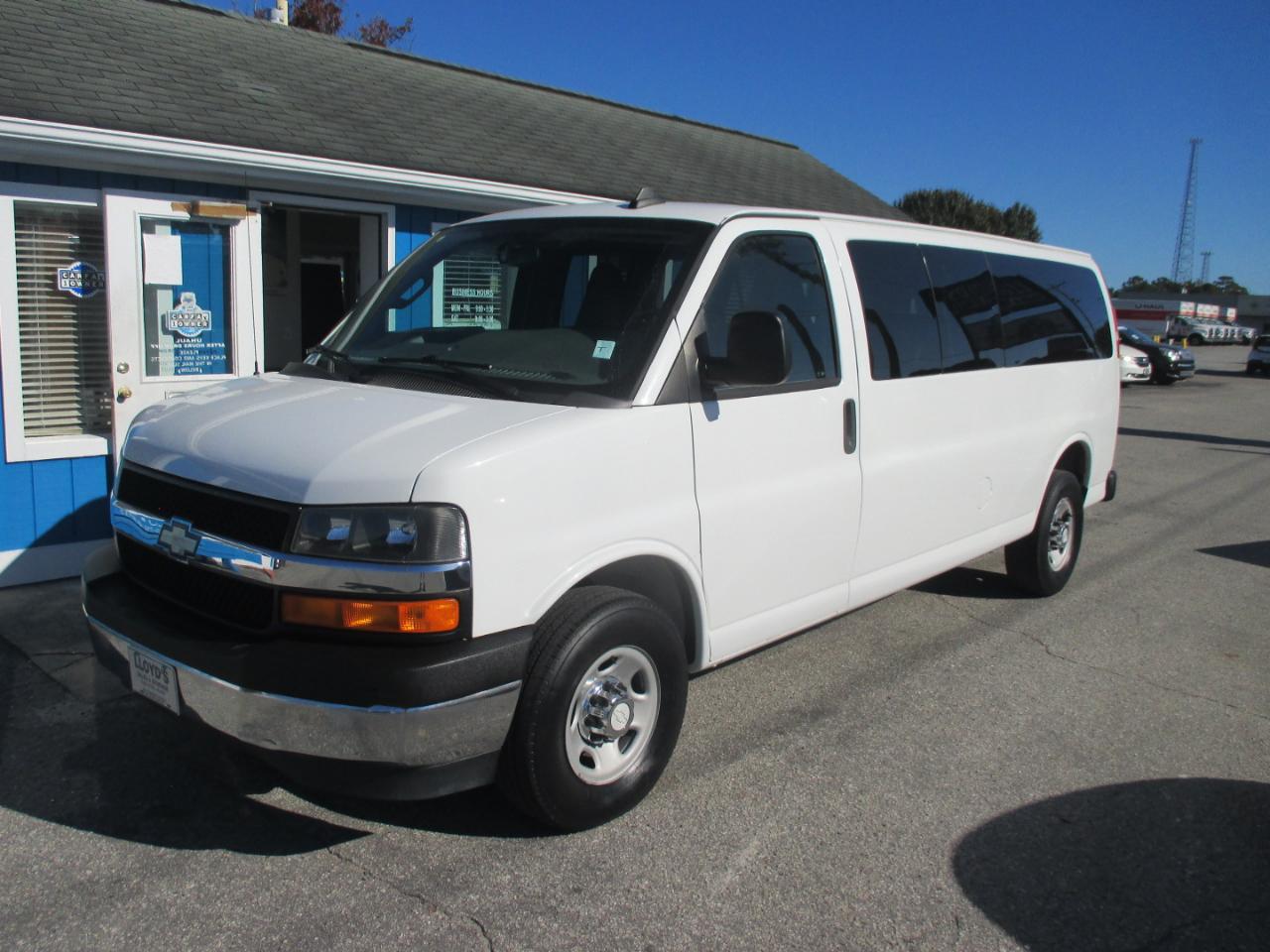 Chevrolet Express Passenger RWD 3500 155" LT w/1LT 2017