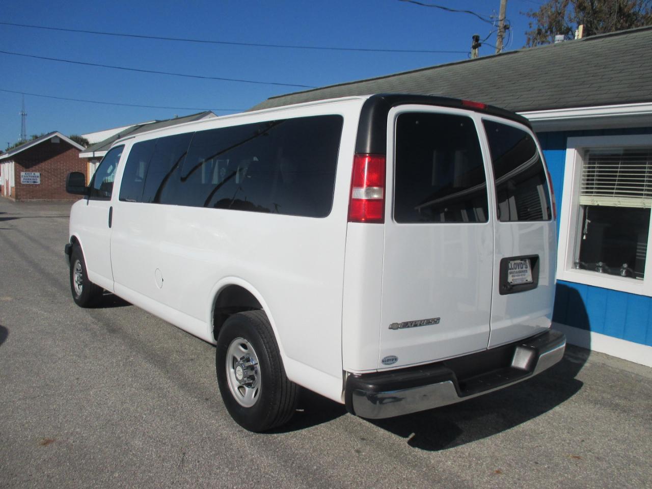 Chevrolet Express Passenger RWD 3500 155" LT w/1LT 2017