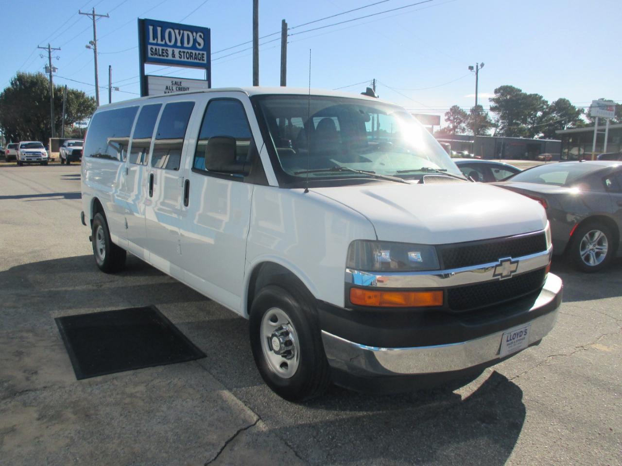 Chevrolet Express Passenger RWD 3500 155" LT w/1LT 2017