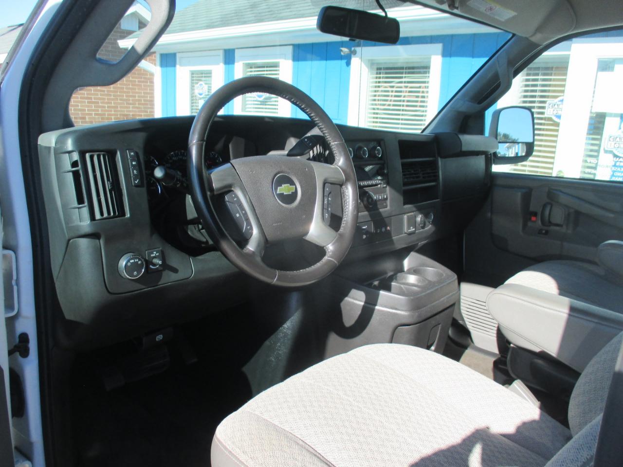 Chevrolet Express Passenger RWD 3500 155" LT w/1LT 2017