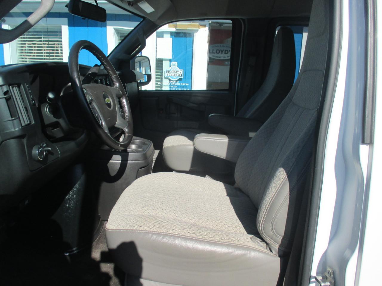 Chevrolet Express Passenger RWD 3500 155" LT w/1LT 2017