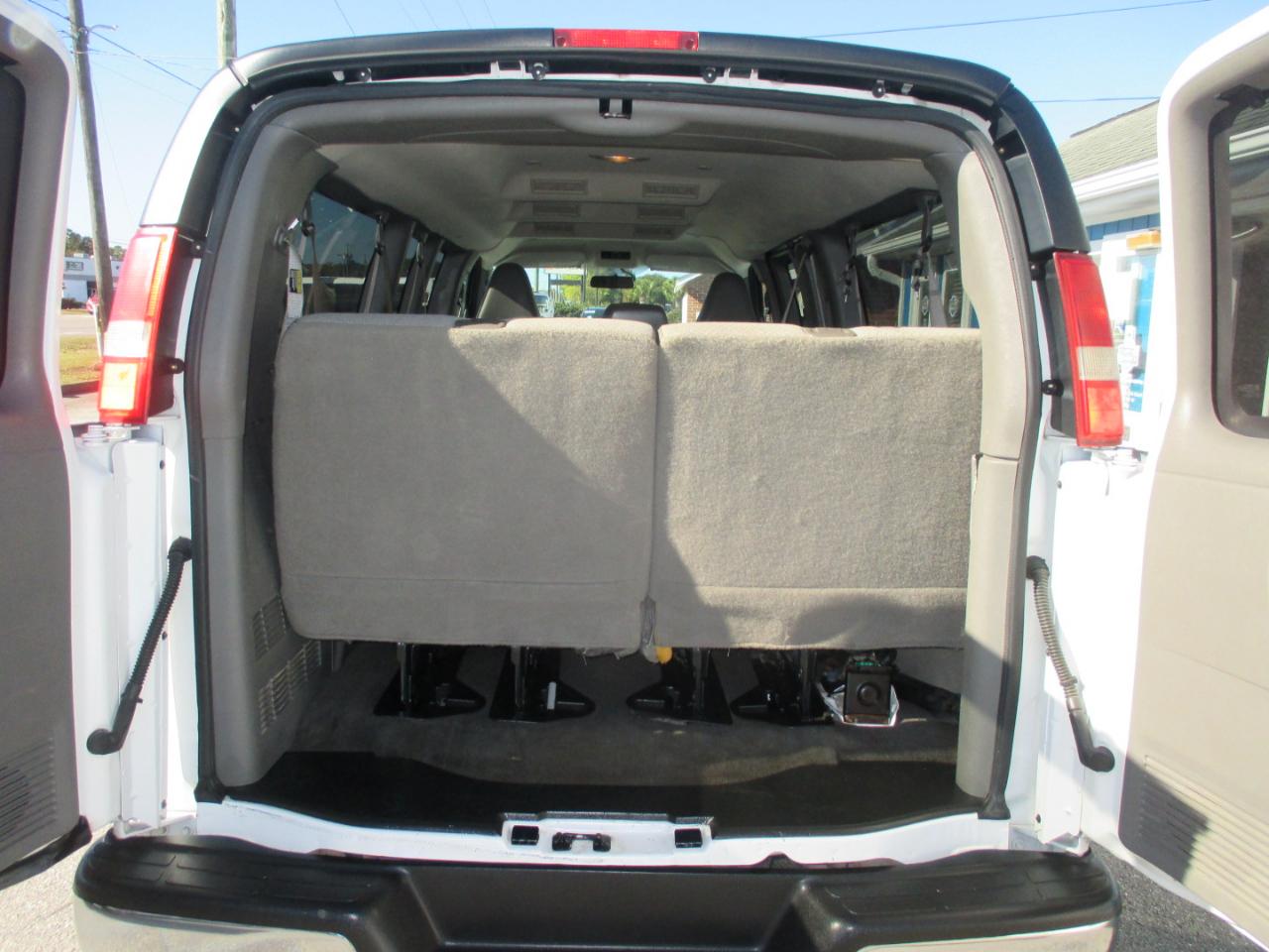 Chevrolet Express Passenger RWD 3500 155" LT w/1LT 2017