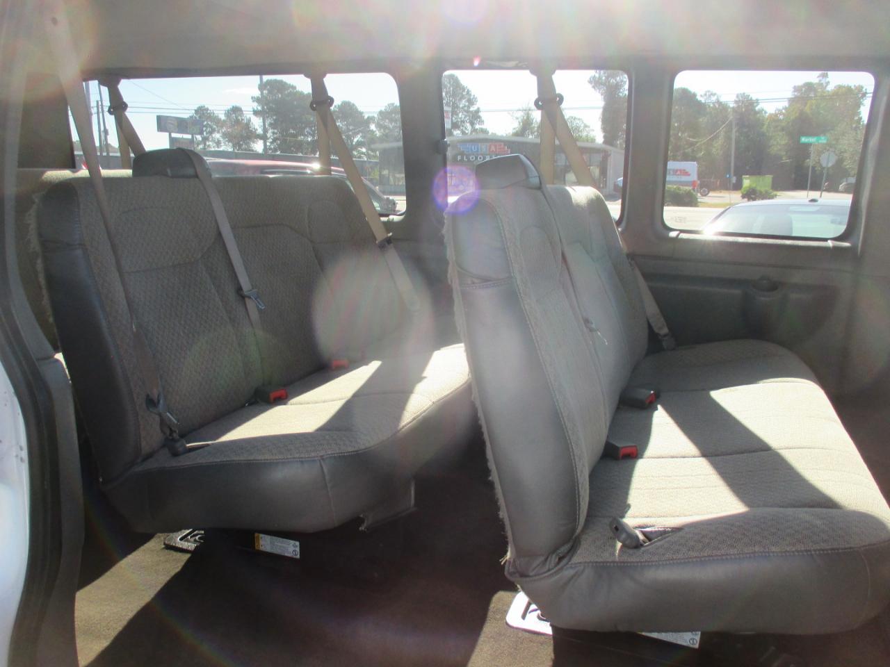 Chevrolet Express Passenger RWD 3500 155" LT w/1LT 2017