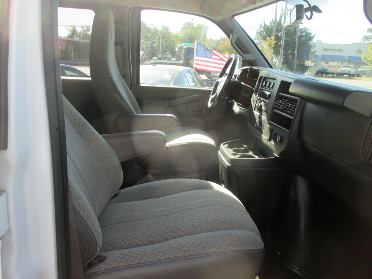 Chevrolet Express Passenger RWD 3500 155" LT w/1LT 2017