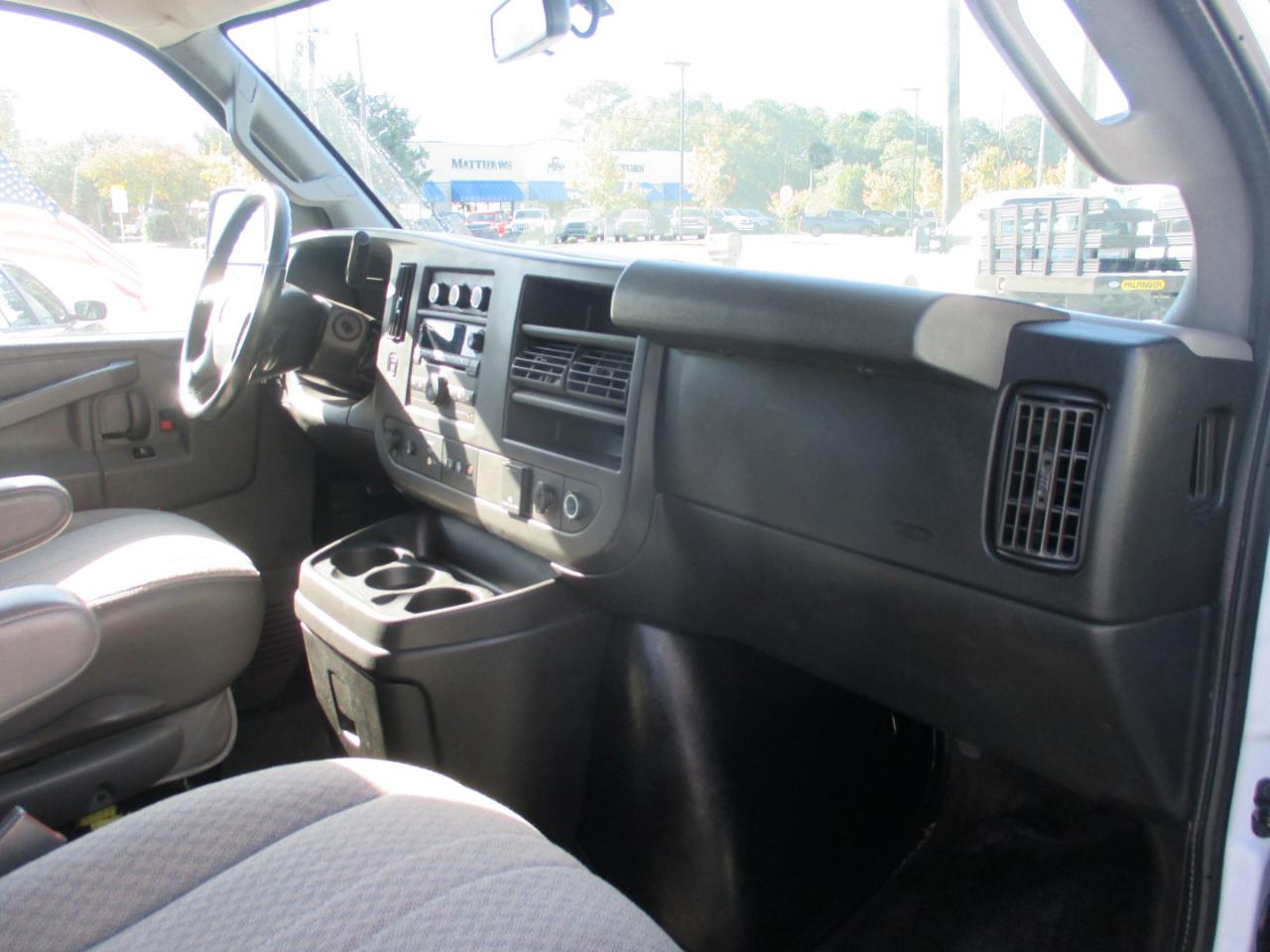 Chevrolet Express Passenger RWD 3500 155" LT w/1LT 2017