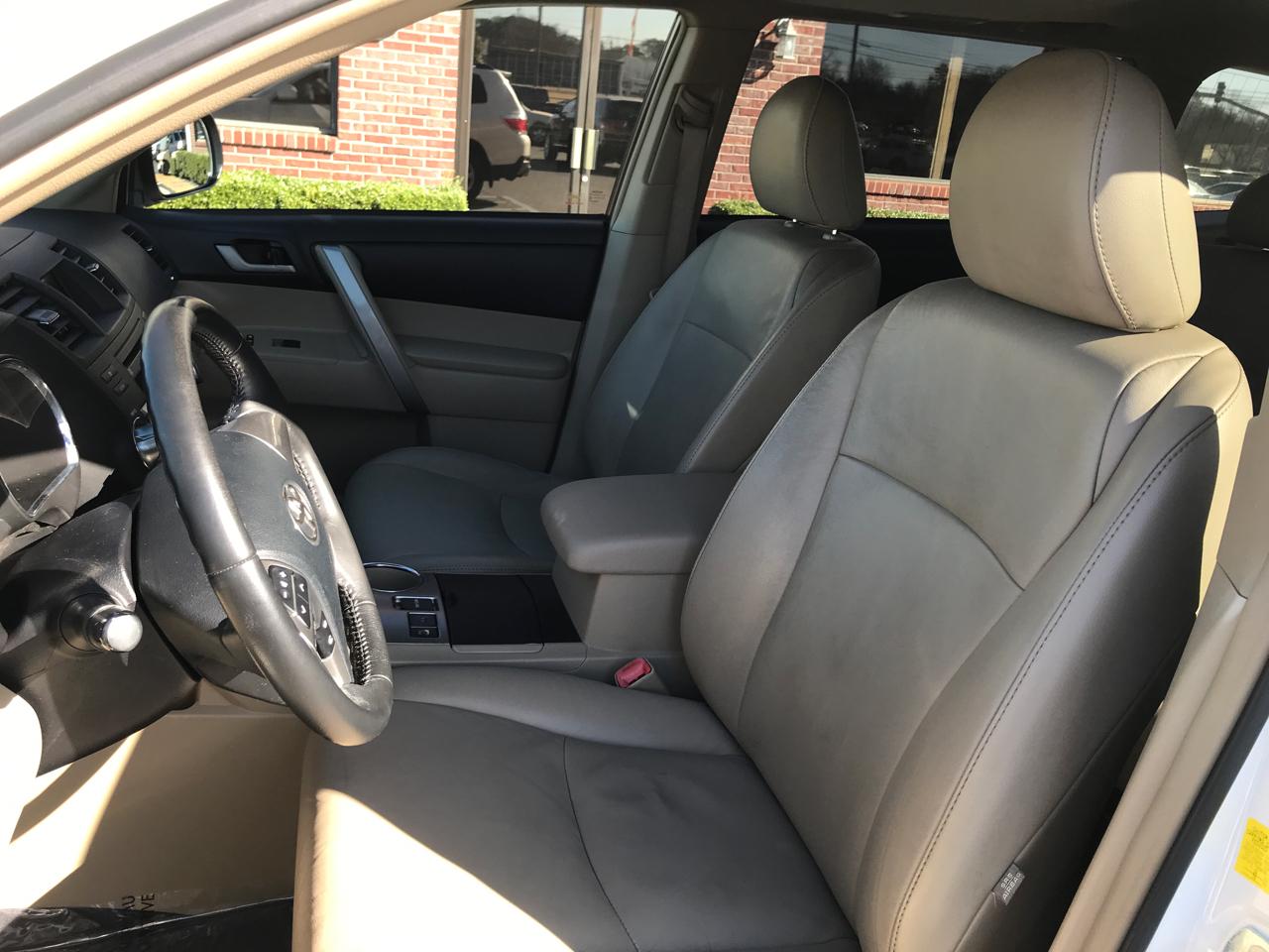 Toyota Highlander Base 4WD 2011