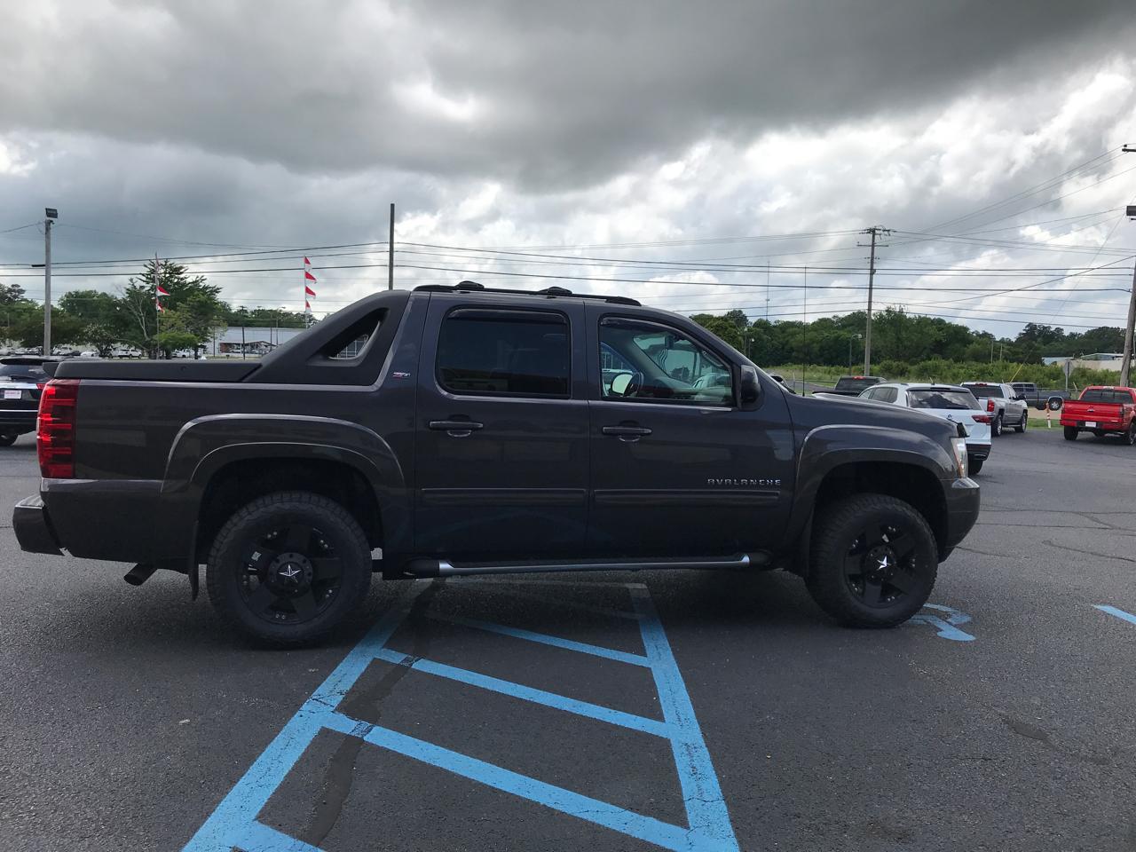 Chevrolet Avalanche LT 4WD 2011