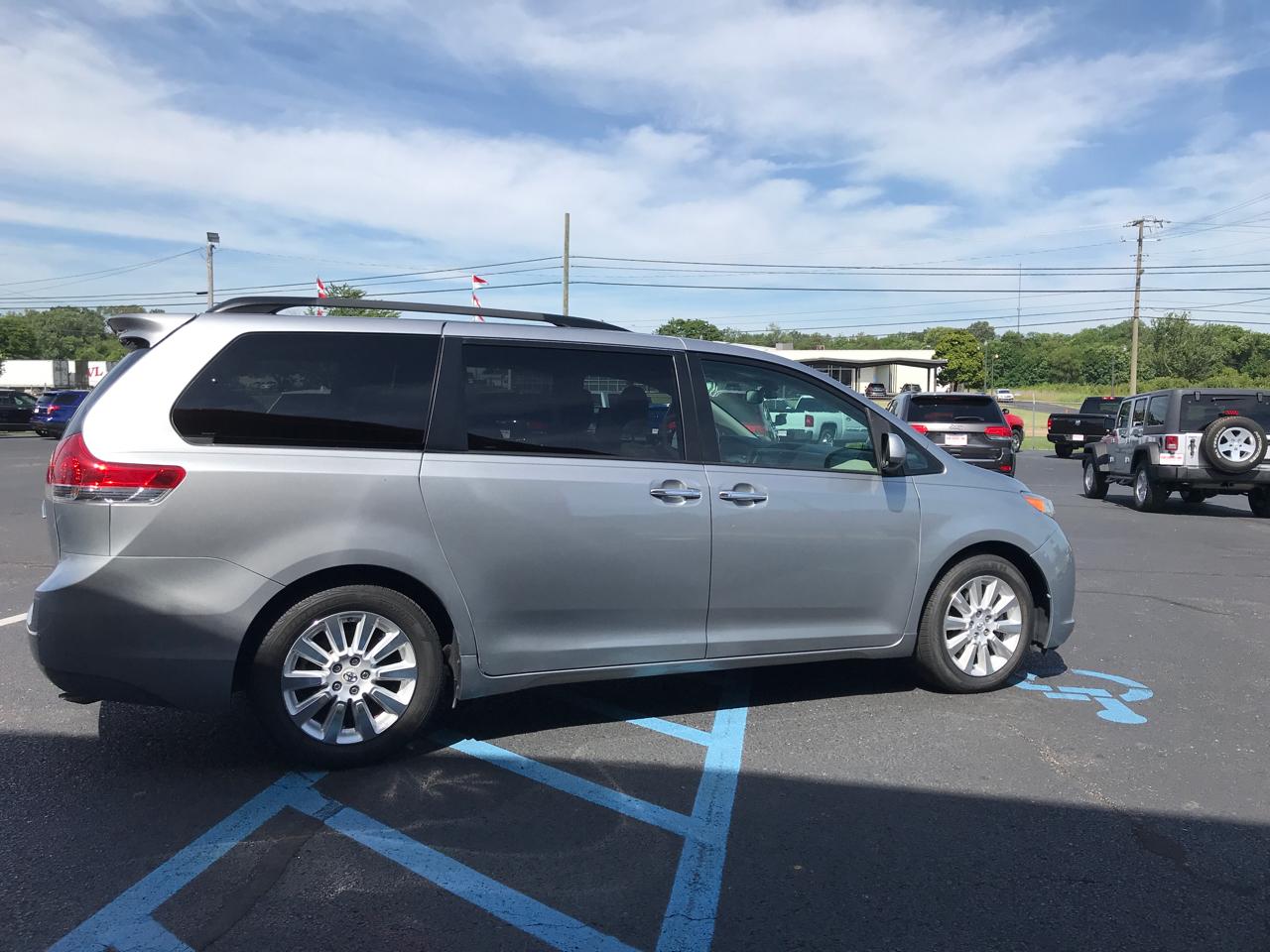Toyota Sienna XLE FWD 8-Passenger V6 2012
