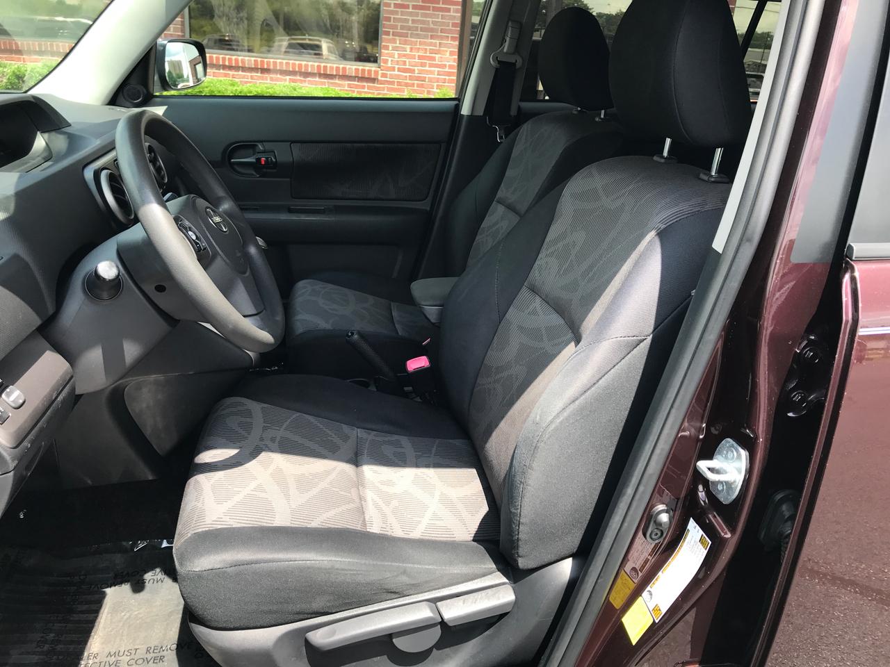 Scion xB 5-Door Wagon 5-Spd MT 2013
