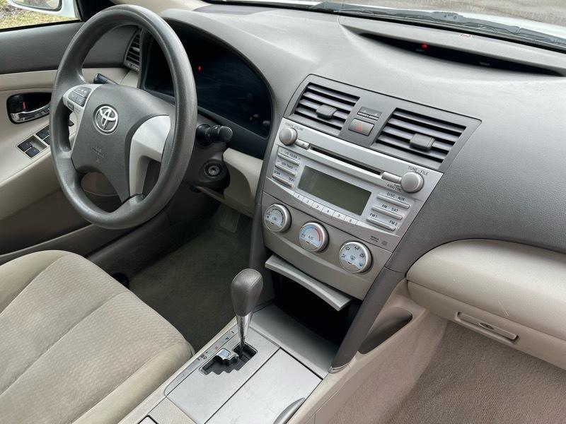 Toyota Camry LE 6-Spd AT 2011
