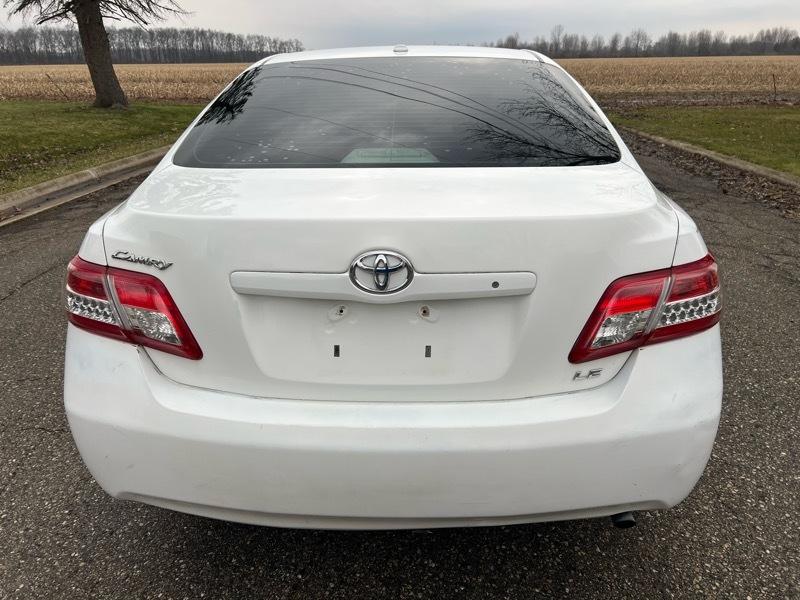 Toyota Camry LE 6-Spd AT 2011