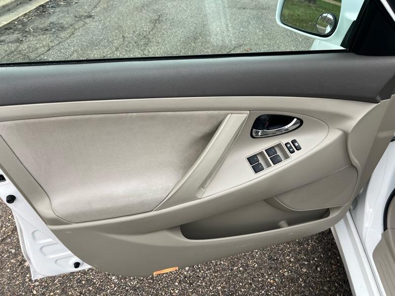 Toyota Camry LE 6-Spd AT 2011