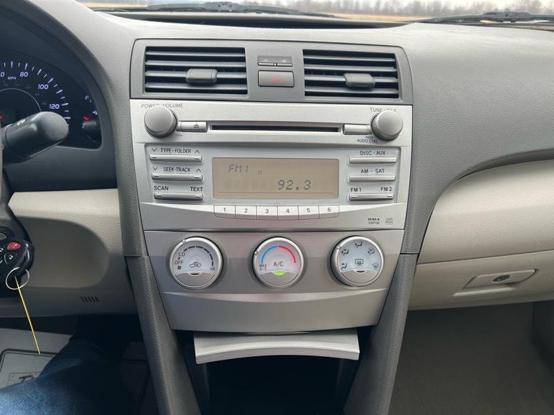 Toyota Camry LE 6-Spd AT 2011