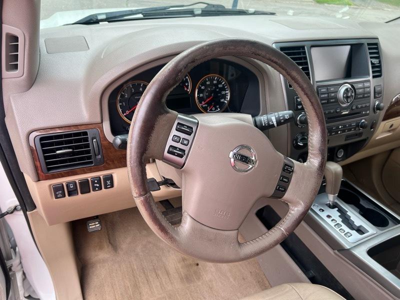 Nissan Armada Platinum 4WD 2011
