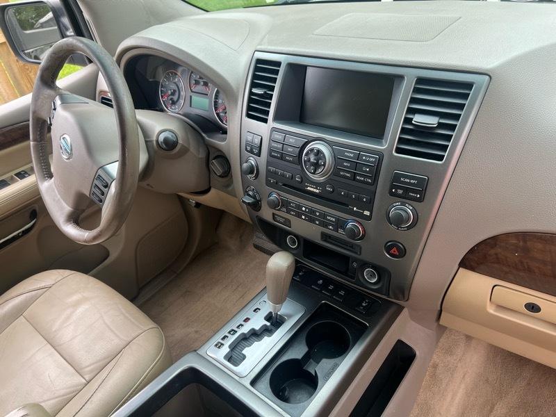 Nissan Armada Platinum 4WD 2011