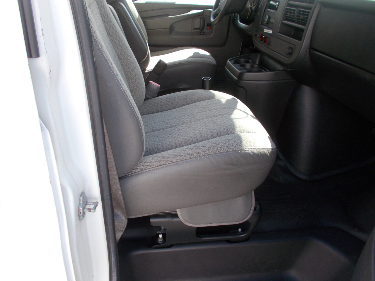 2011 Chevrolet Express Cargo photo 13
