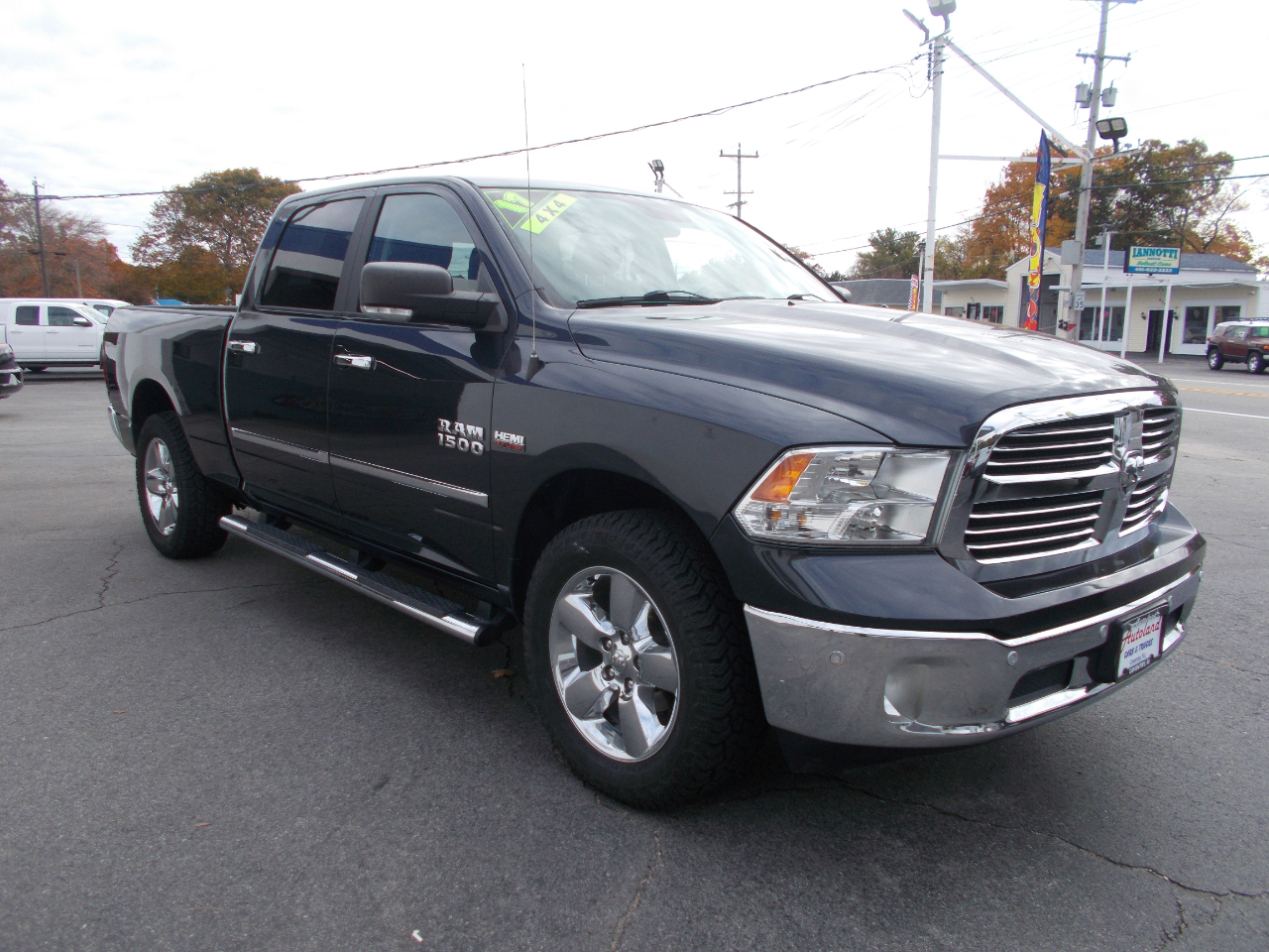 RAM 1500 SLT Crew Cab 4WD 2017 RAM 1500 SLT Crew Cab 4WD 2017