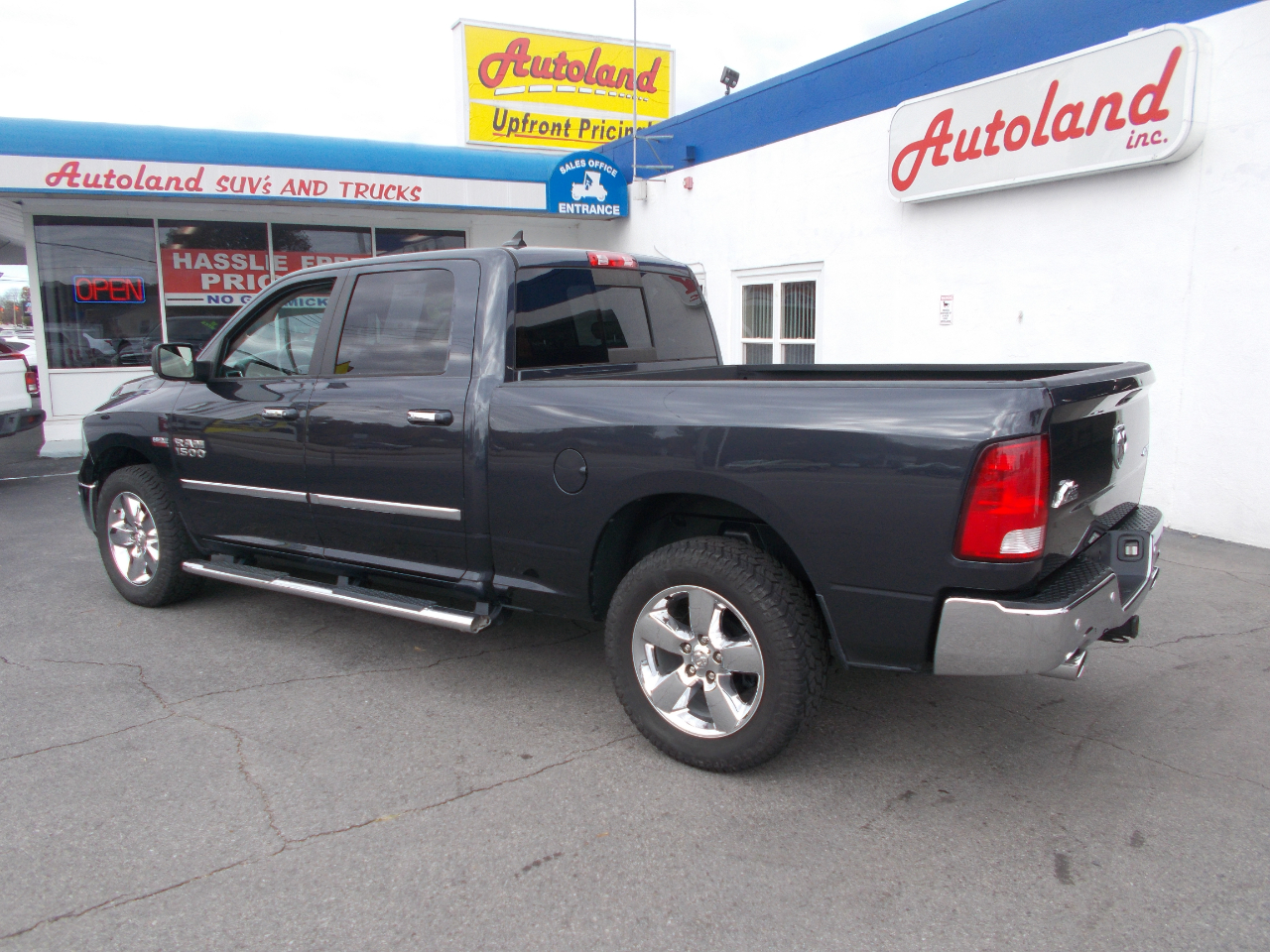 RAM 1500 SLT Crew Cab 4WD 2017 RAM 1500 SLT Crew Cab 4WD 2017
