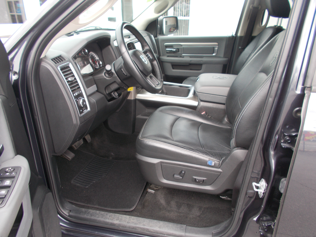 RAM 1500 SLT Crew Cab 4WD 2017 RAM 1500 SLT Crew Cab 4WD 2017