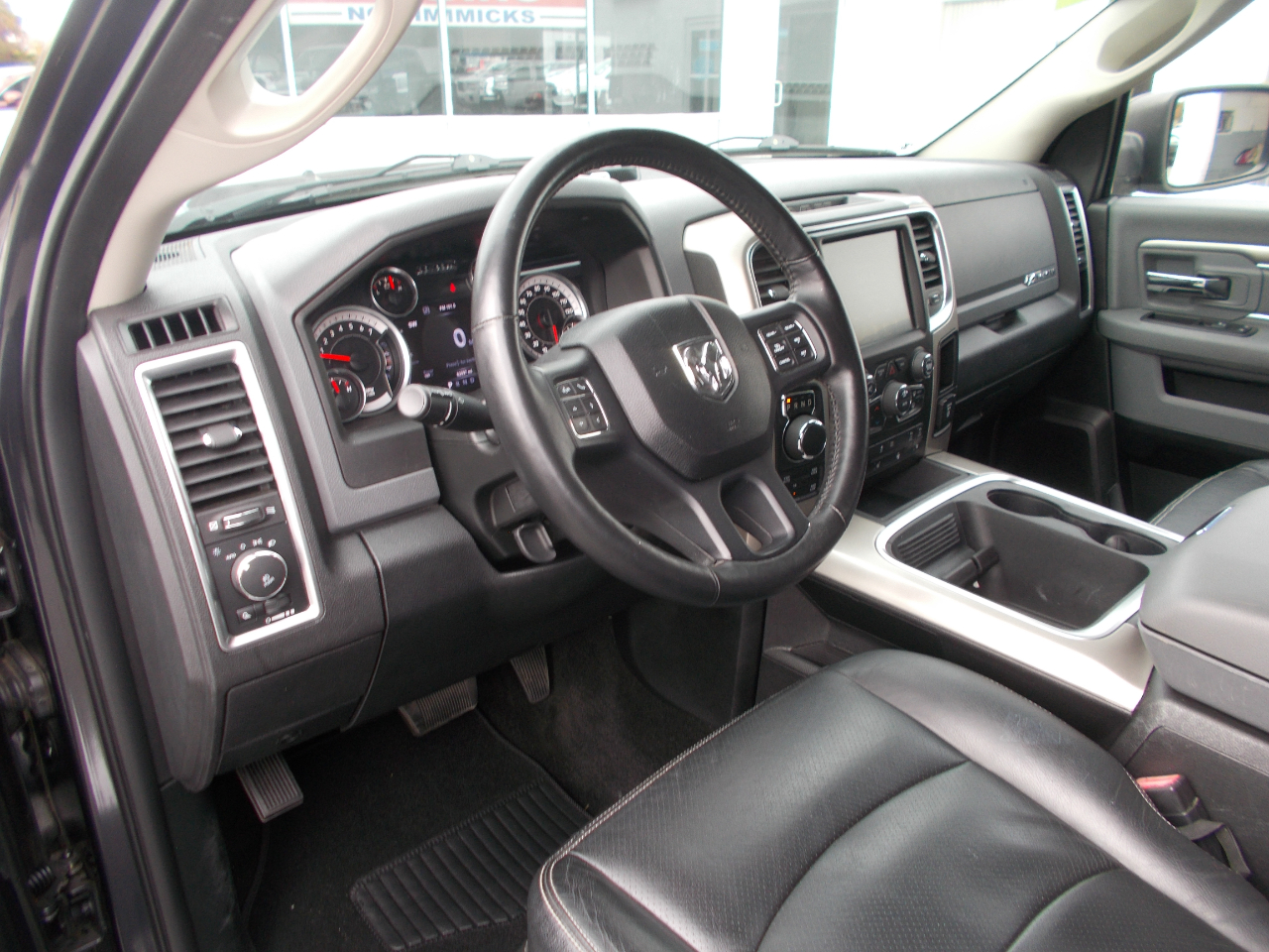 RAM 1500 SLT Crew Cab 4WD 2017 RAM 1500 SLT Crew Cab 4WD 2017