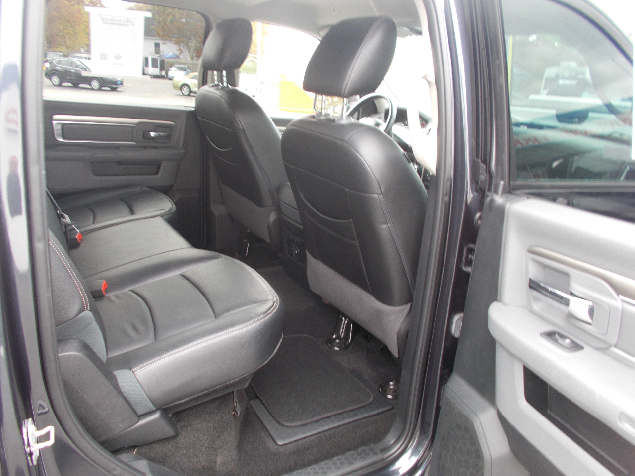 RAM 1500 SLT Crew Cab 4WD 2017 RAM 1500 SLT Crew Cab 4WD 2017