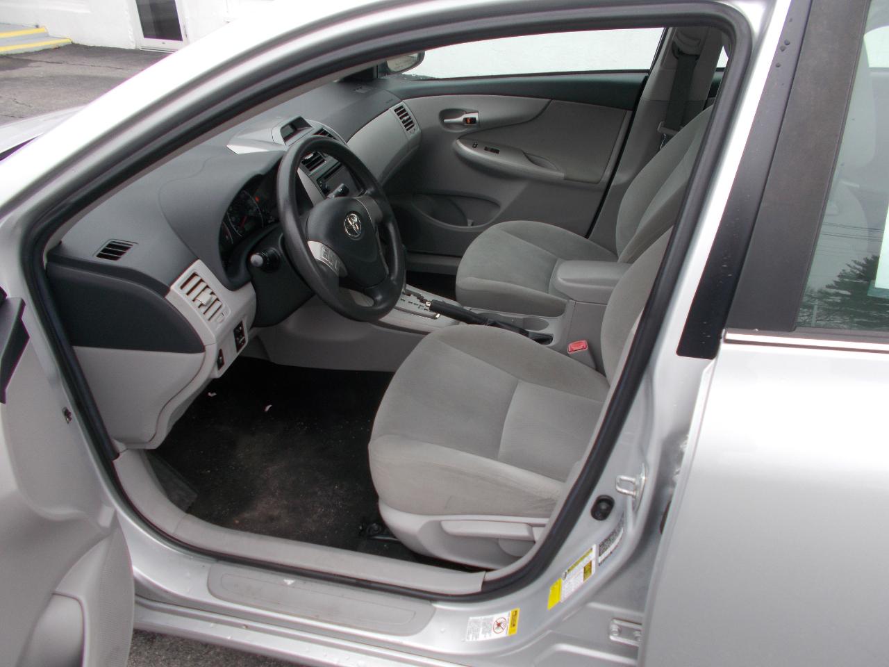 Toyota Corolla 4dr Sdn Auto LE Special Edition (Natl) 2013