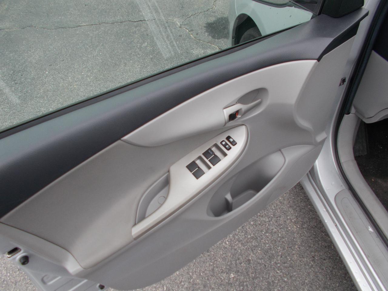 Toyota Corolla 4dr Sdn Auto LE Special Edition (Natl) 2013