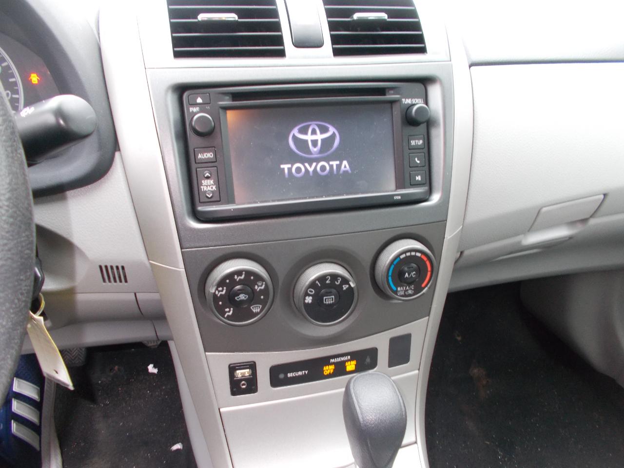 Toyota Corolla 4dr Sdn Auto LE Special Edition (Natl) 2013