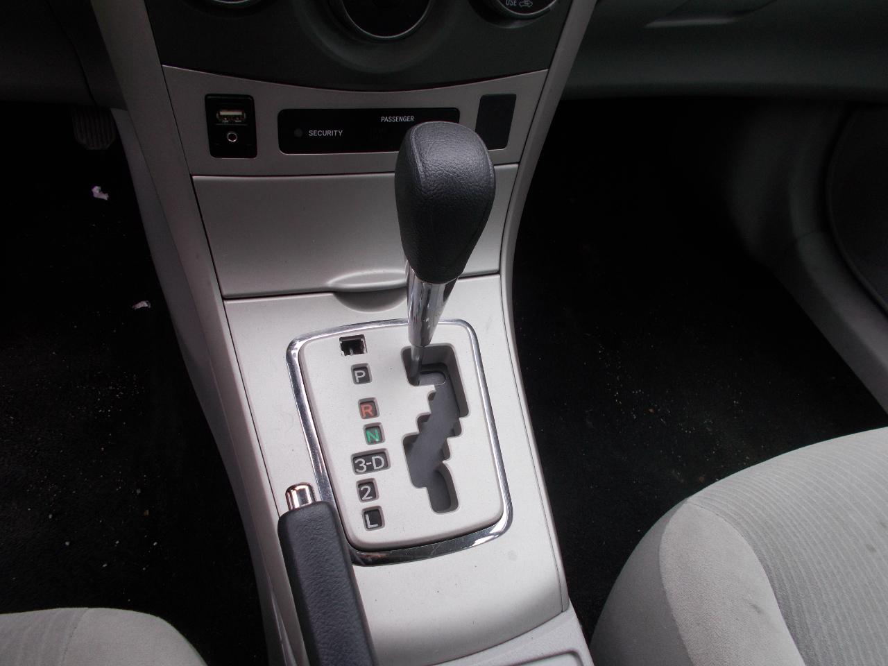 Toyota Corolla 4dr Sdn Auto LE Special Edition (Natl) 2013