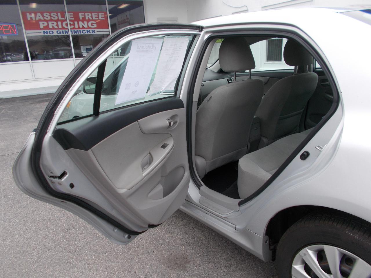 Toyota Corolla 4dr Sdn Auto LE Special Edition (Natl) 2013