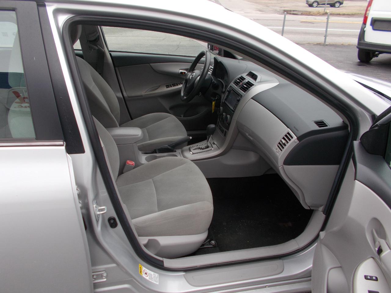 Toyota Corolla 4dr Sdn Auto LE Special Edition (Natl) 2013