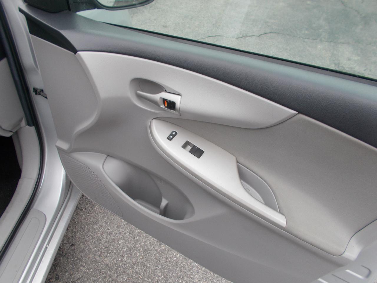 Toyota Corolla 4dr Sdn Auto LE Special Edition (Natl) 2013