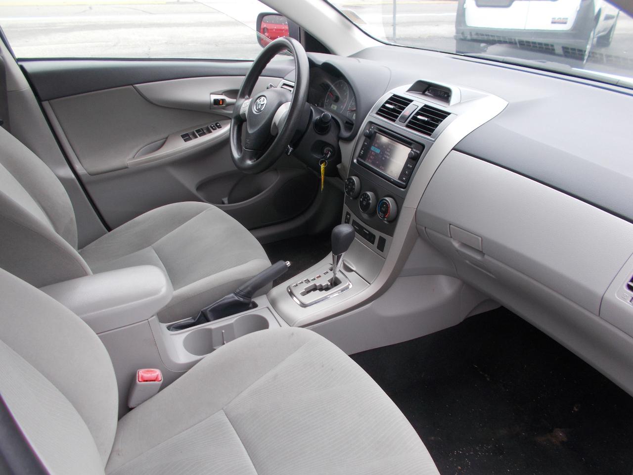 Toyota Corolla 4dr Sdn Auto LE Special Edition (Natl) 2013