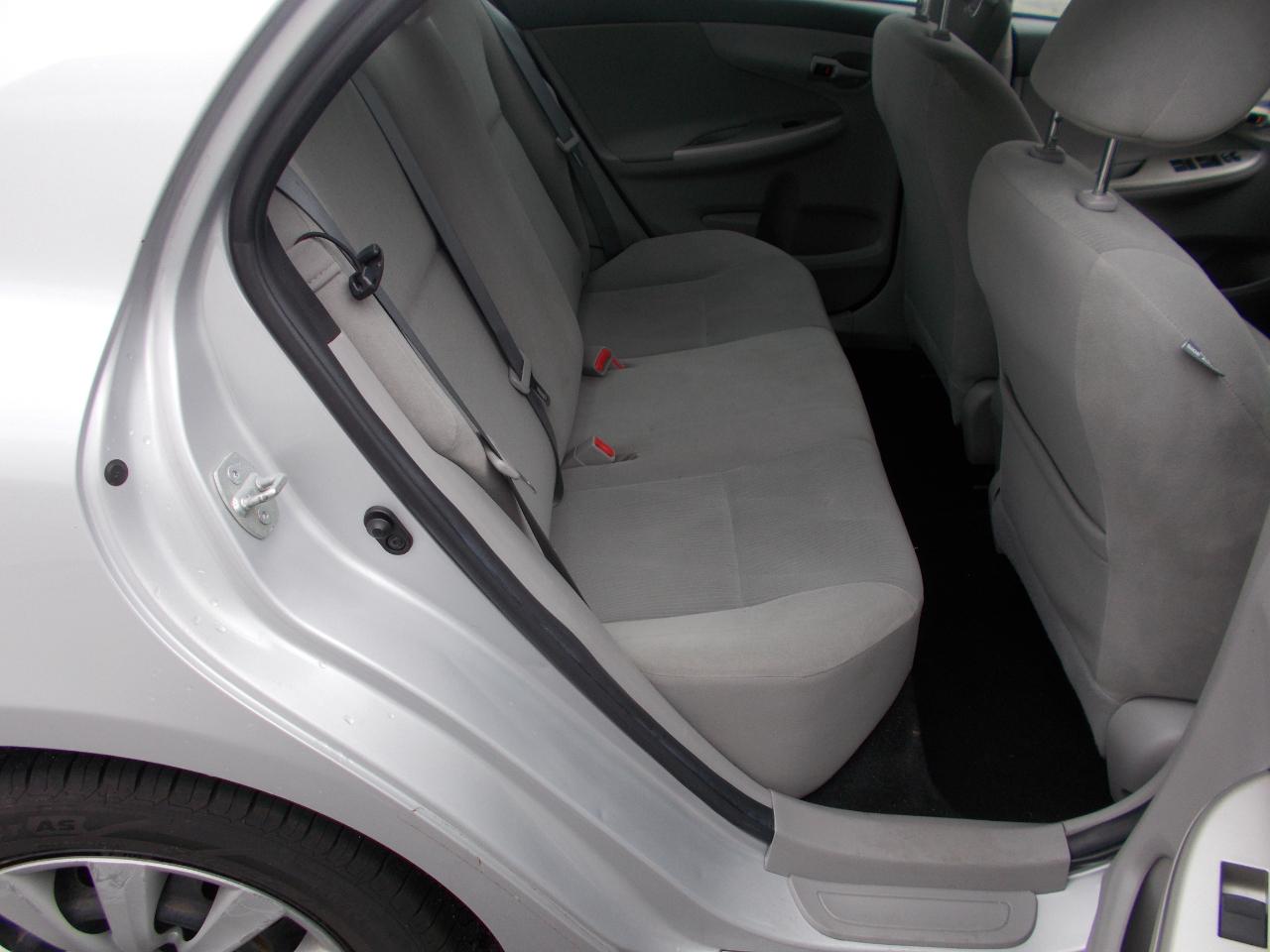 Toyota Corolla 4dr Sdn Auto LE Special Edition (Natl) 2013