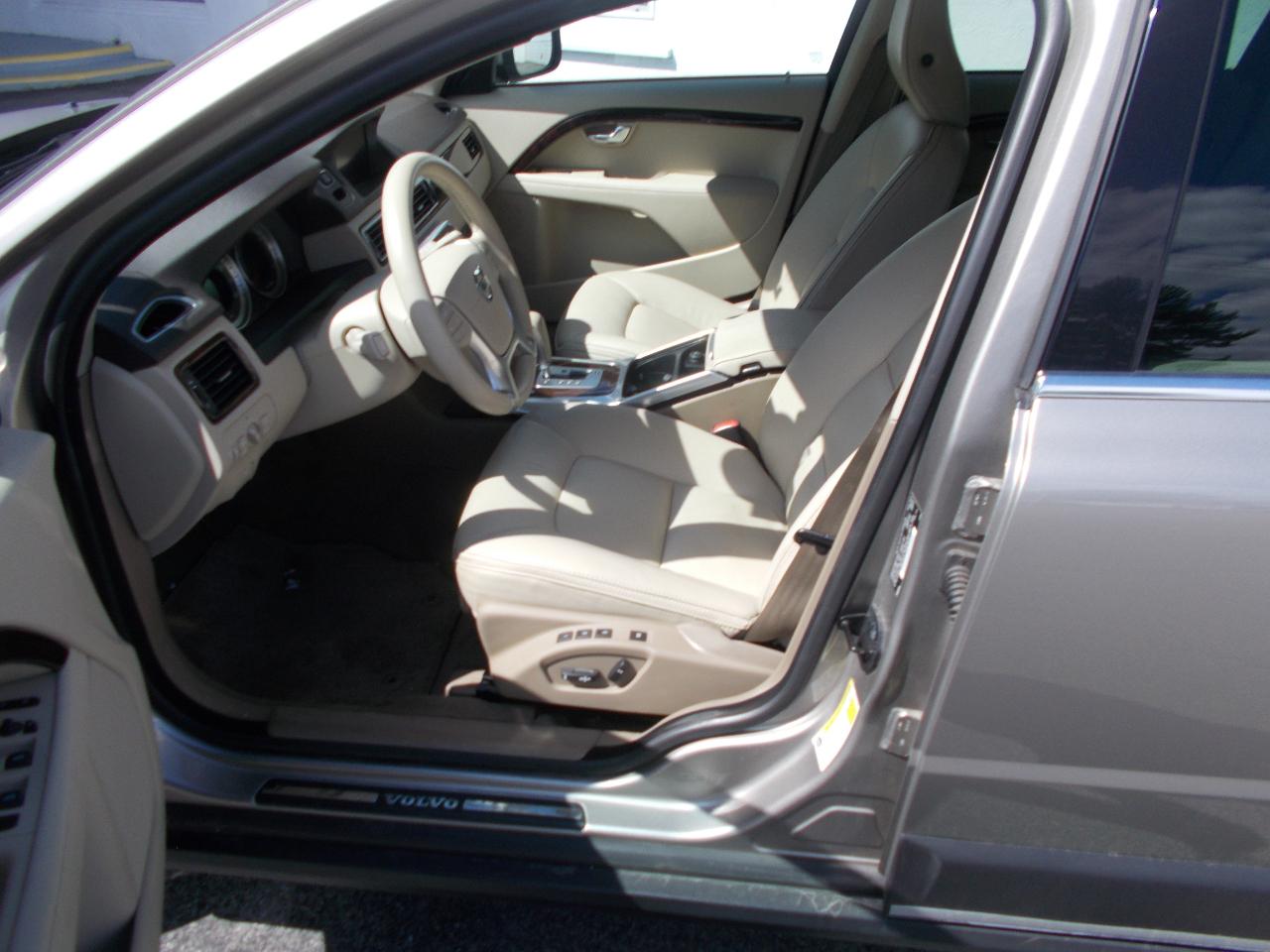 Volvo XC70 4dr Wgn 3.2L PZEV 2012