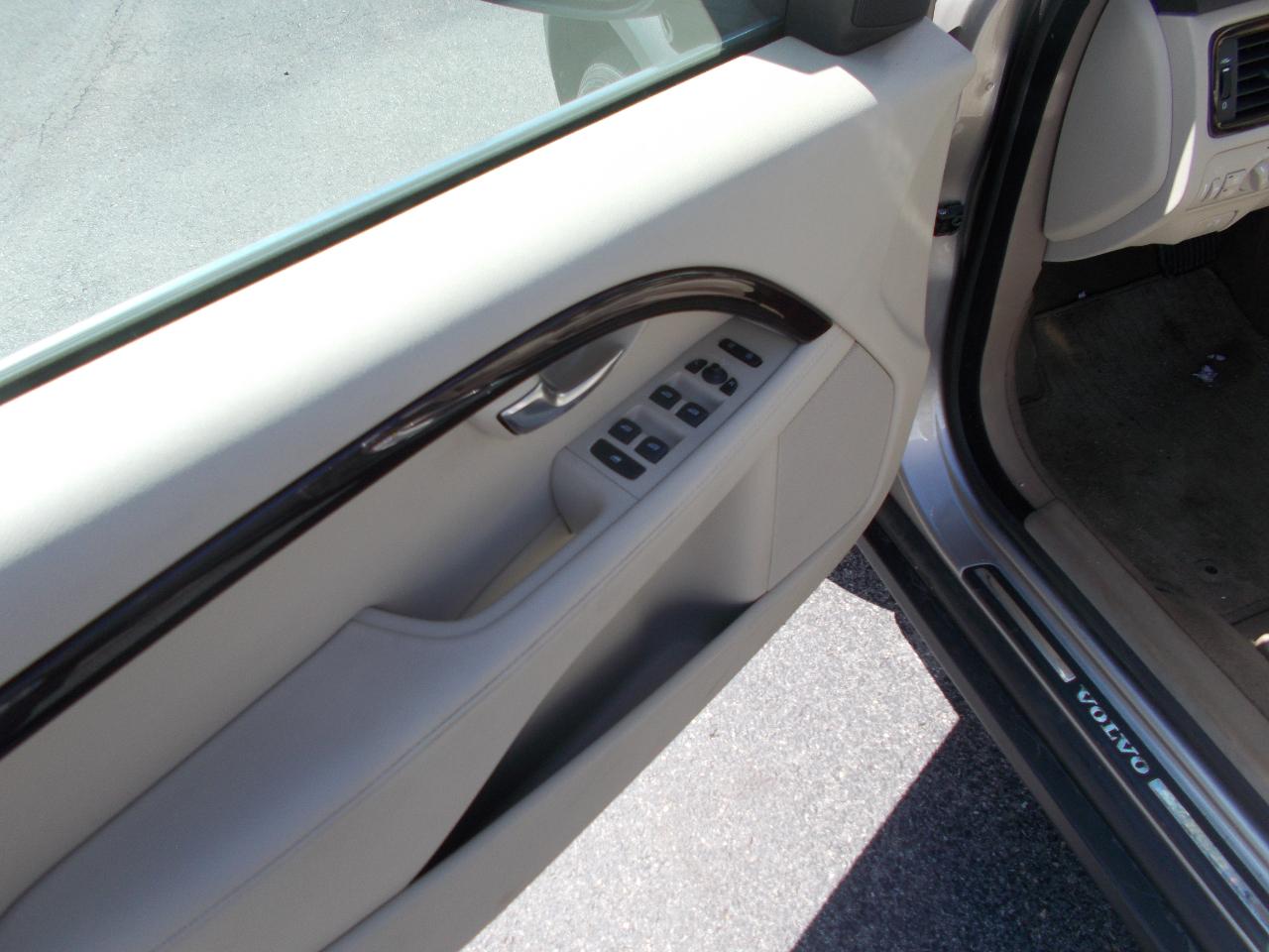 Volvo XC70 4dr Wgn 3.2L PZEV 2012