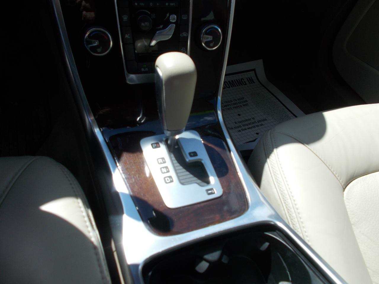 Volvo XC70 4dr Wgn 3.2L PZEV 2012